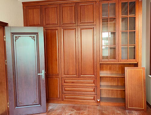桐乡中式家庭装修里定制的实木衣柜效果图